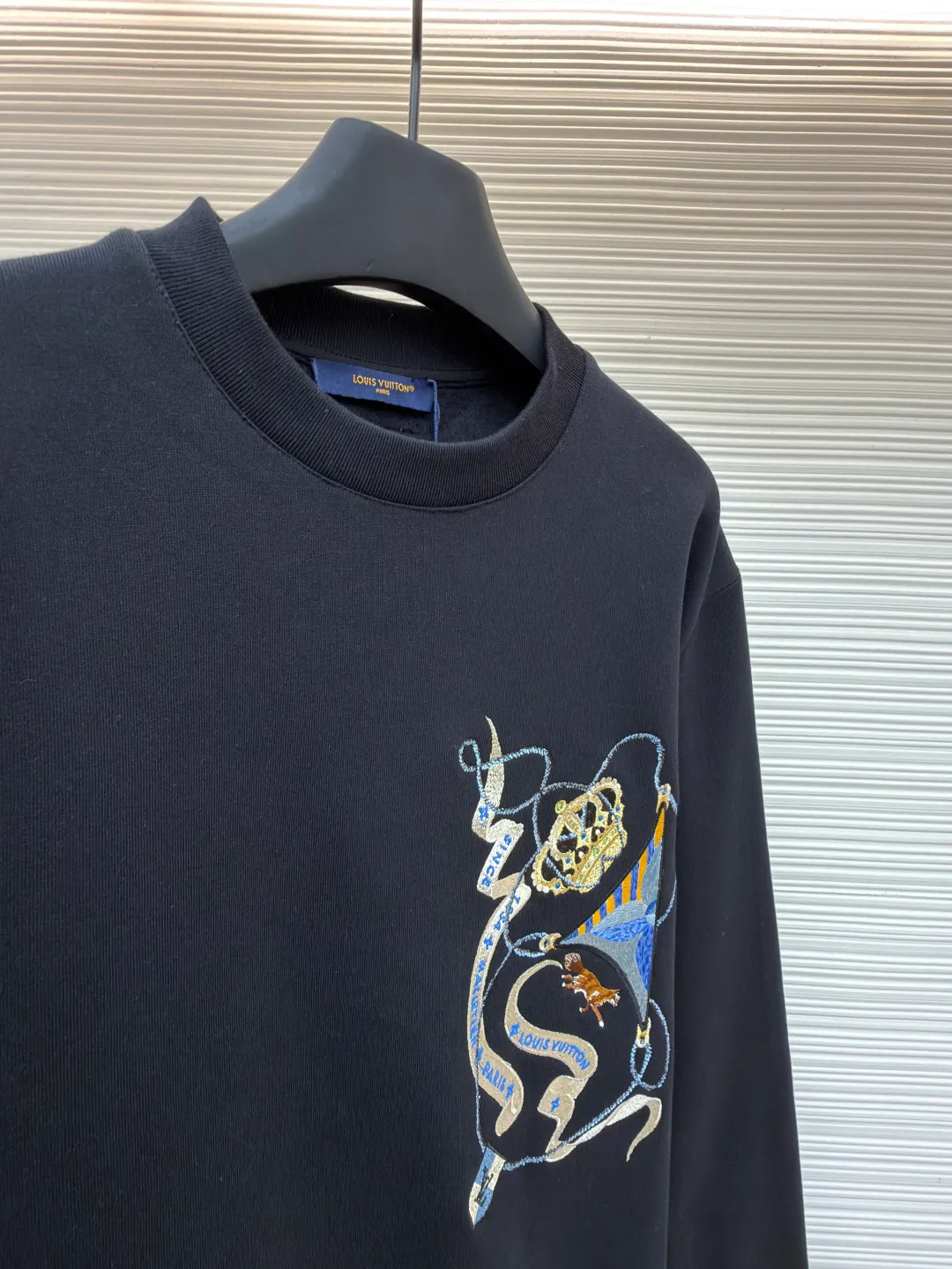 LOUIS VUITTON crown long-sleeved sweatshirt ●Item number: 1681307-A70 ●Material: 100% cotton fabric ●Technology: Thick needle embroidery production ●Color: black ●Version: Fitted version ●Weight: about 550 grams ●Size: XS-S-M-L ●Description: Made of customized YB native cotton fabric, the texture is soft and breathable, comfortable and stylish to wear. The oversized loose fit is combined with the round neck pullover sweatshirt cut to create a classic casual style. The fabric has been specially treated to maintain the skin-friendly properties of cotton and improve the overall crispness. Thick line embroidery is used on the front and back to present the brand logo. The unique knitting technique creates a realistic hand-knitted visual effect. Every embroidery detail is strictly controlled to ensure that the stitches are even and fine, and the pattern is clear and delicate. The overall wiring is straight and delicate, the fabric is comfortable and soft, and the color is consistent without color difference. It can be matched with the same style to create a fashionable look and control various occasions. Customized accessories, complete with three standards, same style for men and women!